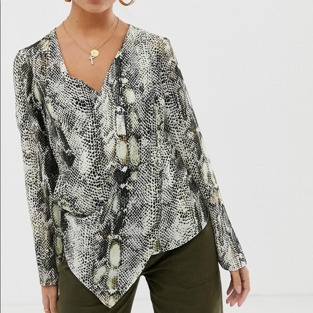 ASOS DESIGN LONG SLEEVE TOP WITH WRAP PLUNGE NECK IN SNAKE PRINT, size 8